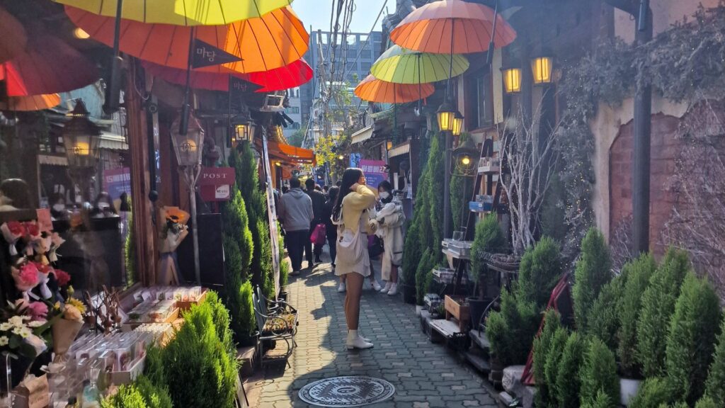 Rue d’Ikseon-dong à Séoul, décorée de parapluies colorés — un quartier plein de charme à découvrir en Corée du Sud.