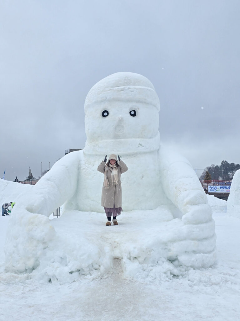 L'auteur de The Organized traveller qui pose devant une sculpture de neige du Daegwallyeong snow festival
