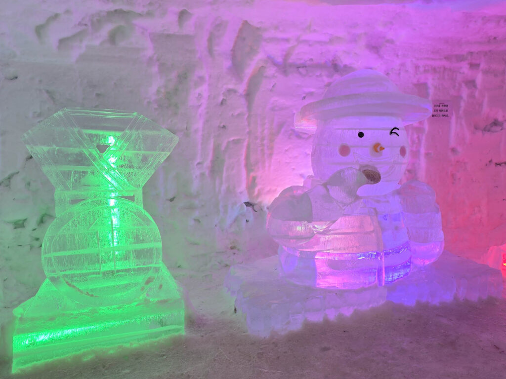 Sculptures de glace du daegwallyeong snow festival sur le thème de jeux olympiques
