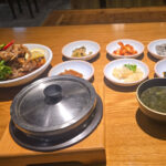 Exemple de table dans un restaurant coréen avec un assortiment de banchan et crabe mariné