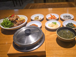 Exemple de table dans un restaurant coréen avec un assortiment de banchan et crabe mariné