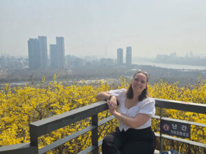 Une jeune femme devant un paysage urbain à Seoul