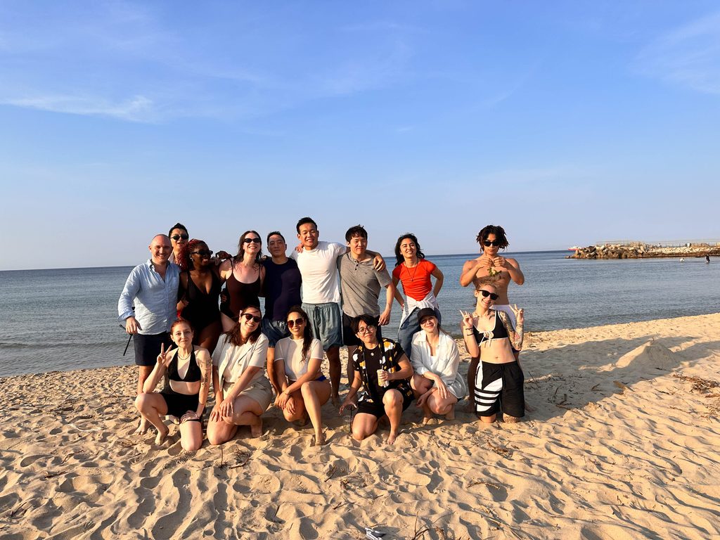 Un groupe de jeune posant pour une photo devant la mer à YangYang en Corée du Sud
